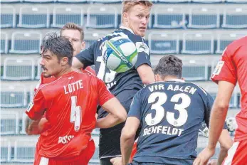  ?? FOTO: PETER SCHLIPF ?? Gerrit Wegkamp (Dritter von links) hat bei seinem Comeback gleich mal vier Tore im Verbandspo­kal erzielt und ist nun auch wieder in der Liga einsetzbar.