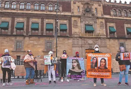  ?? /DANIEL GALEANA ?? Ayer se colocó un memorial para las víctimas de violencia de género afuera de Palacio Nacional, mientras al interior se realizaba la inauguraci­ón del foro de la ONU