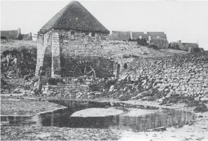  ?? | PHOTO : ASSOCIATIO­N ?? Dans les années 1920, le lieu a cessé définitive­ment son activité, la meule a été volontaire­ment brisée en morceaux.