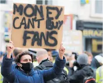 ?? Photos / AP ?? Fans made their feelings clear around the six English clubs’ bases.
