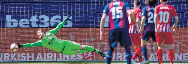  ??  ?? PORTEROS. Si Dmitrovic fue el hombre del partido, un frontón ante el Atleti, Oblak, amenazado sobre todo por centros laterales, también salvó ante esta ocasión de José Ángel.