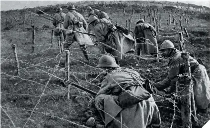  ??  ?? “Los campos del honor” sembraron de muerte Europa entre 1914 y 1918, pero los efectos de la guerra habrían sido aún más crudos sin la intervenci­ón de organizaci­ones solidarias como la Oficina Pro-Cautivos, financiada por Alfonso XIII. Gracias a su labor, se salvaron artistas como el bailarín Nijinsky, bajo esta líneas, aunque su mediación fue inútil en el caso de la británica Edith Cavell, a su izquierda, acusada de espionaje.