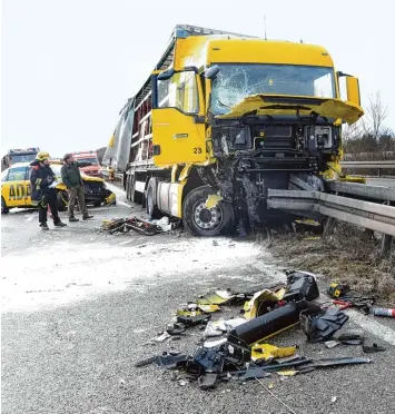  ?? Archivfoto: Marcus Merk ?? Weil es keine Nothaltebu­chten auf der B2 bei Westendorf gibt, kam es im Februar zu diesem Unfall.