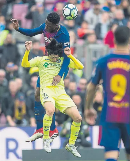  ?? FOTO: PERE PUNTÍ ?? Yerry Mina muestra su poderío aéreo en un salto con Gaku El colombiano vio su primera amarilla en la Liga en el último minuto
