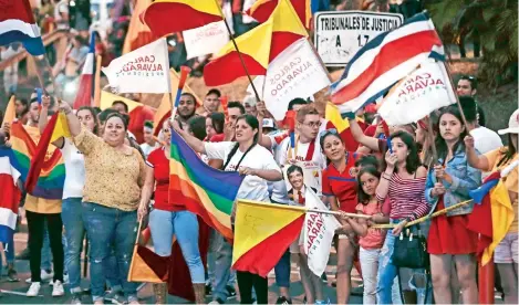  ??  ?? Simpatizan­tes del candidato Carlos Alvarado, del Partido Acción Ciudadana, celebran tras el cierre de casillas en la ciudad de San José, capital de Costa Rica.