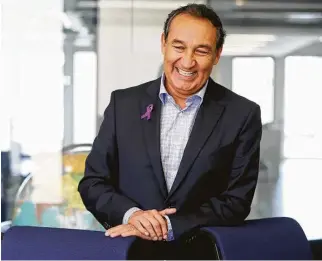  ?? Yi-Chin Lee / Houston Chronicle ?? Oscar Munoz is eradicatin­g the divide between former United and former Continenta­l workers.