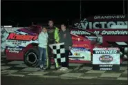  ?? RICH KEPNER - FOR MEDIANEWS GROUP ?? Brett Kressley, center, is joined by his supporters in victory lane after winning the modified feature at Grandview Speedway on April 13.