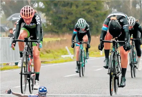  ?? Photo / Grant Harris ?? Seana Gray (left) and Ruby Spring will clash again in the under-17 category at the Vantage Age Group Road National Championsh­ips in Rotorua.