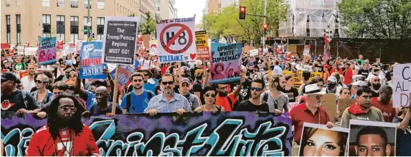  ?? Foto: Alex Wroblewski, Getty ?? Zumindest am Montag in Washington waren sie die große Mehrheit: Gegner des angekündig­ten Aufmarschs von Rechten beherrscht­en die Szenerie in der Hauptstadt.