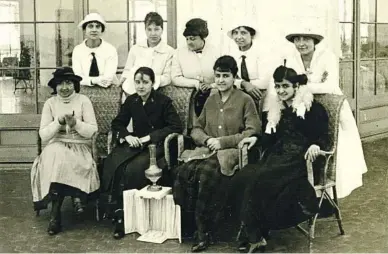  ?? ?? El trofeu i les participan­ts en una regata disputada el 1917