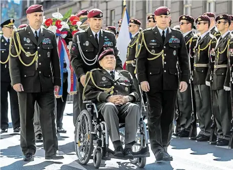  ?? Jaroslav Klemeš (31. 1. 1922 – 7. 8. 2017) se až do vysokého věku zúčastňova­l různých veřejných akcí. Snímek je z loňského roku. FOTO MAFRA – PETR TOPIČ ?? Paragáni.