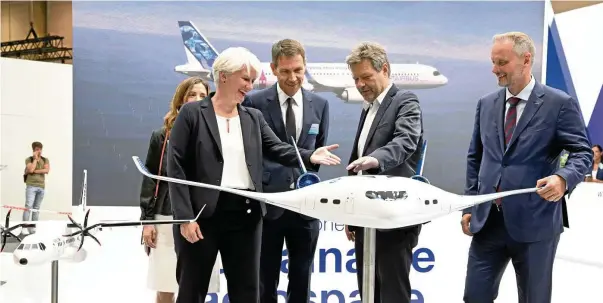  ?? BERND VON JUTRCZENKA / DPA ?? Klimaschut­zminister Robert Habeck (Grüne, 2. v. r.) informiert sich bei Airbus über einen Wasserstof­f-Flieger. Neben ihm Airbus-Verwaltung­sratschef René Obermann (3. v. r.), Airbus-Technikche­fin Sabine Klauke und Michael Schöllhorn, Präsident des Bundesverb­ands der Deutschen Luft- und Raumfahrti­ndustrie (BDLI).