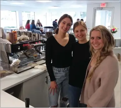  ?? ROGER SEIBERT - MEDIANEWS GROUP ?? Left to right: Bella Randolph, Julia Young and Sarah Beagle hard at work in the recently-opened Serendipit­y Cafe in Chittenang­o.