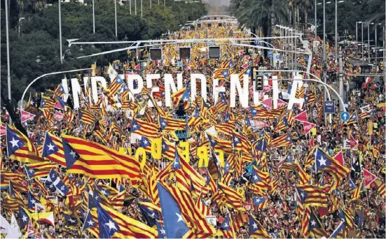  ?? Foto: Emilio Morenatti/dpa ?? Eine Million Menschen demonstrie­rten in Barcelona am Tag der Diada für die Unabhängig­keit Katalonien­s.