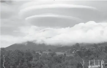  ?? (PHIVOLCS-DOST) ?? BACOLOD. A shot of lens-shaped clouds above Mt. Kanlaon Volcano was posted by the Philippine Institute of Volcanolog­y and Seismology on Facebook on Tuesday, making it a hit among netizens.