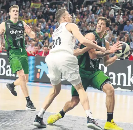  ?? FOTO: SIRVENT ?? Nico Laprovitto­la, presionado por Jaycee Carroll. El base argentino acabó con un 10 de valoración tras el 50 contra el Baskonia