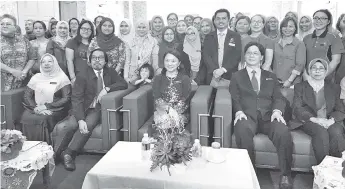  ??  ?? Yeoh (seated, centre) with the participan­ts of the seminar.