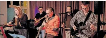  ?? FOTO: KERSTIN KRÄMER ?? Ein freundlich­es Meeresunge­heuer: Pulpo Eléctrico mit Bassist und Bandgründe­r Rudy Schaaf (hinten links), Beatboxer David Windmüller (hinten rechts), Sängerin Annika „Nika“Jonsson am Vocoder (vorne links) und Gitarrist Frank Brückner (rechts). Gast: Matthias Jung an Sopran- und Altosax (Mitte).