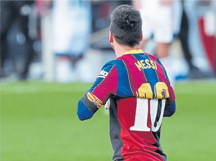  ??  ?? un instante mágico: se cruzan las camisetas de Barcelona y newell’s, se encuentran los números 10; sorprendió messi con un homenaje a maradona que emocionó a todos