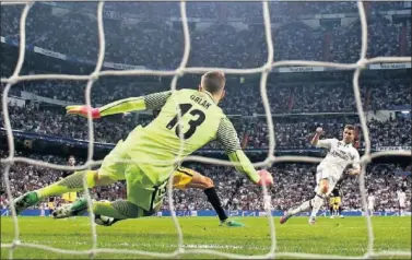  ??  ?? 'HAT-TRICK'. Cristiano marcó así el tercer gol suyo (y del Madrid) ante el Atlético a pase de Lucas Vázquez.