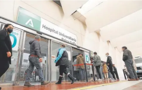  ?? // VALERIO MERINO ?? Pacientes acceden al hospital Reina Sofía de Córdoba