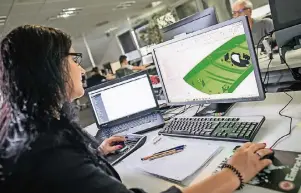  ?? FOTO: FRANK RUMPENHORS­T ?? Im Rahmen ihrer Ausbildung zur Technische­n Produktdes­ignerin hat Lisa-Marie Schott auch das Zeichnen mit der Hand gelernt. Meistens arbeitet sie aber am Computer.