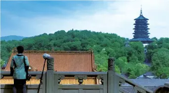  ??  ?? A view of the Leifeng Pagoda at the Jingci Temple