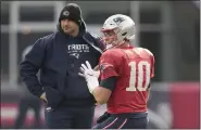  ?? CHARLES KRUPA — THE ASSOCIATED PRESS ?? New England Patriots quarterbac­k Mac Jones sets to pass as coach Joe Judge looks on during practice on Dec. 28, 2022 in Foxboro.