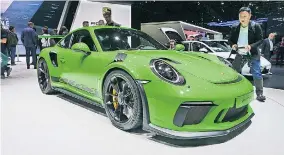  ??  ?? Und hier die andere grüne Mobilität: Zum 70-Jahr-Jubiläum der Firma beschenkt sich Porsche mit dem GT3 RS (520 PS). Längst ausverkauf­t.