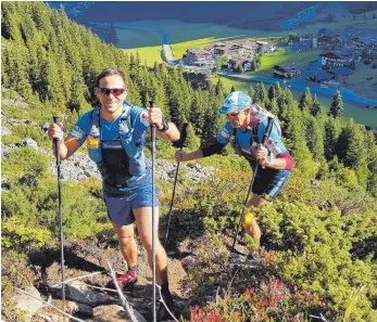  ?? FOTO: TEAM TV ISNY ?? Sven Zaminer (vorne) und Hansjörg Hübner hinter ihm bei einem Aufstieg in „nahezu perfektem Wetter“, das die beiden Isnyer Extremläuf­er bei der Alpenüberq­uerung zu Fuß in nur sieben Tagen begleitet hat.