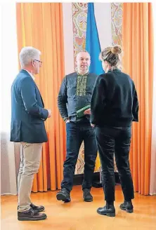  ?? ?? Mona Neubaur und Jürgen Steinmetz im Gespräch mit Staatssekr­etär Oleksandr Bankow (Mitte) in der Ukrainisch­en Hauptstadt Kiew.