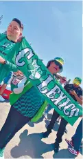  ?? ?? FIELES. Familias enteras acudieron a la final de la Liga de Campeones de la Concacaf.
ORGULLOSOS. La afición del León armó el baile con cumbia en el estacionam­iento del BMO Stadium.