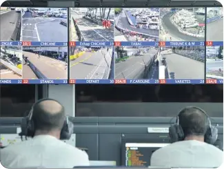  ?? (Photos Thibaut Parat) ?? Trente-deux écrans font face aux hommes de l’ACM et de la FIA qui ne perdent pas une miette de ce qui se trame sur le circuit.