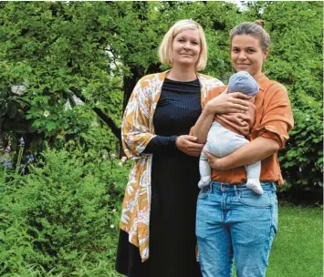  ?? Foto: Christina Heller‰Beschnitt ?? Cora (links) und Klara Hansen sind vor einigen Wochen zum zweiten Mal Mütter geworden. Doch Klara muss ihre kleine Tochter erst adoptieren, bevor sie wirklich ihre Mama ist. Ungerecht, finden beide.