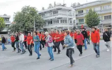  ?? FOTO: BIANKA ROITH ?? Auch viele Zuschauer machten beim Line Dance auf dem Spaichinge­r Marktplatz mit.