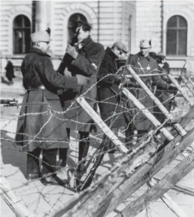  ?? BILD: SN/ULLSTEIN BILD ?? 12. bis 14. Februar 1934: Angehörige der Heimwehr haben Stacheldra­htverhaue am Rande der Wiener Innenstadt errichtet.