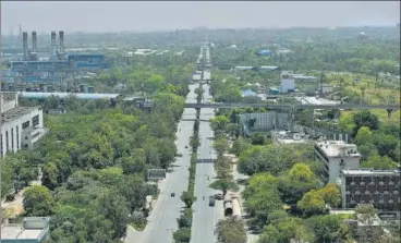  ?? SONU MEHTA/HT PHOTO ?? A near-empty Ring Road on Friday, as most people stay indoors owing to the nationwide lockdown. n
