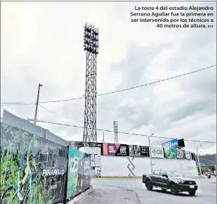  ?? BST ?? La torre 4 del estadio Alejandro Serrano Aguilar fue la primera en ser intervenid­a por los técnicos a 40 metros de altura.