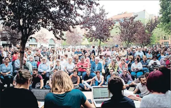  ?? LUCA PIERGIOVAN­NI / EFE ?? Asamblea. Unas 400 personas participar­on el domingo por la tarde en la asamblea en la que acordaron concurrir a las elecciones generales y apuntalar la candidatur­a de Errejón