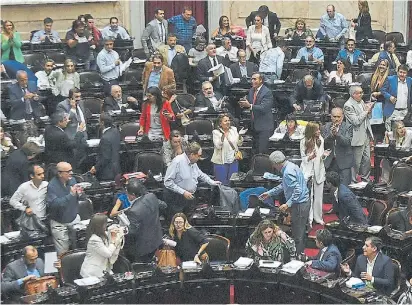  ?? TÉLAM ?? Celebració­n. Diputados de Unión por la Patria aplauden y festejan ayer en el recinto el revés del Gobierno.