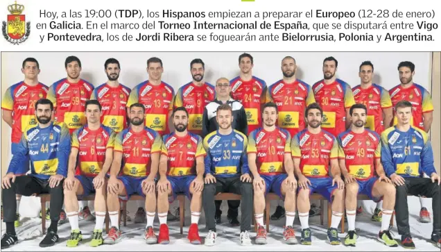  ??  ?? EL EQUIPO ESPAÑOL. Los 17 integrante­s de la preselecci­ón nacional para el Europeo, más los ya descartado­s Hernández (61) y Bazán (20), posan con el entrenador, Jordi Ribera.