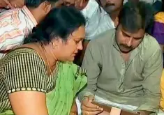  ??  ?? VICTIM: Top left, Allu Arjun, has also been a victim of ‘Pawanism’. Above, Pawan Kalyan consoles Vinod’s mother