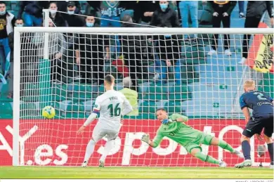  ?? MANUEL LORENZO / EFE ?? Fidel transforma el penalti a favor del Elche que supuso el 1-0 en el partido.