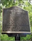  ?? ANNE NEBORAK — DFM ?? The new plaque at the Jane Lownes Park in Springfiel­d was unveiled on Saturday.