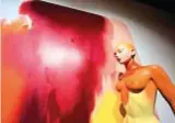  ?? ?? La scultura-dipinto Backdrop che si staglia nel colore, una delle
otto opere esposte alla Galleria d’Arte Maggiore di Bologna