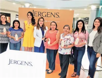  ??  ?? Ganadoras. Raquel Lara y Ana Yancy Clavel, junto a las ganadoras de las diferentes dinámicas realizadas durante el conversato­rio sobre cuidados de la piel.