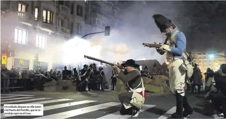  ?? ?? Un soldado dispara su rifle junto a la Puerta del Portillo, que se reprodujo ayer en el Coso.
