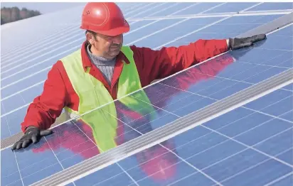  ?? DPA FOTO: ?? Strom von der Sonne durch Photovolta­ik: Das Angebot der Stadtwerke richtet sich an Hauseigent­ümer, die eine eigene Investitio­n in eine Anlage vermeiden und trotzdem selbst erzeugten Strom zur Eigenverso­rgung nutzen möchten.