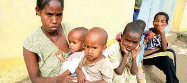  ?? File / Reuters ?? ↑ Tsegy Kiday, a 34-year-old displaced single mother, is seen with her five children in Nebelet, Tigray region.