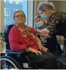  ?? FOTO TOM PALMAERS ?? Foto inzet: Lutgart Bollen kreeg de prik gisteren op haar 86ste verjaardag. Tijdens de eerste coronagolf vorig jaar verloor ze haar man aan het virus en raakte ze zelf besmet en zwaar ziek.